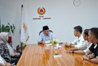 Poto: Taufik Hidayat, serahkan SK Kepengurusan KONI Lampung Tengah, Jumat (20/2) 