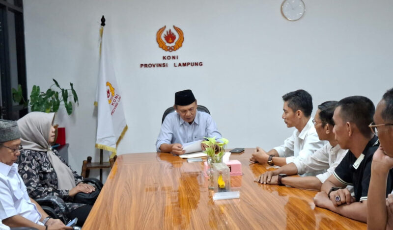 Poto: Taufik Hidayat, serahkan SK Kepengurusan KONI Lampung Tengah, Jumat (20/2) 
