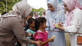 Poto: Tim Penggerak PKK Provinsi Lampung bersama Dharma Wanita Persatuan (DWP) Provinsi Lampung kembali membagikan paket berbuka puasa kepada masyarakat di depan Mahan Agung
