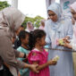 Poto: Tim Penggerak PKK Provinsi Lampung bersama Dharma Wanita Persatuan (DWP) Provinsi Lampung kembali membagikan paket berbuka puasa kepada masyarakat di depan Mahan Agung
