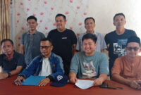 Poto: Akbar Bintang Putranto di dampingi pengacara saat sesi wawan cara dengan awak media.(ist).