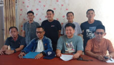 Poto: Akbar Bintang Putranto di dampingi pengacara saat sesi wawan cara dengan awak media.(ist).