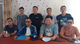 Poto: Akbar Bintang Putranto di dampingi pengacara saat sesi wawan cara dengan awak media.(ist).