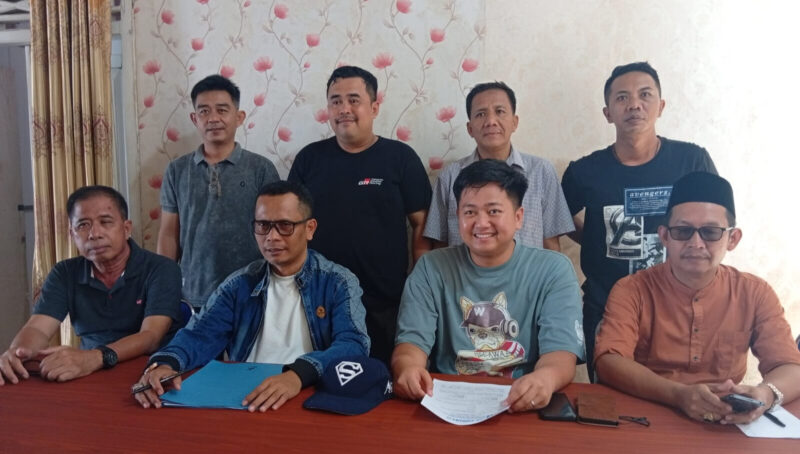 Poto: Akbar Bintang Putranto di dampingi pengacara saat sesi wawan cara dengan awak media.(ist).