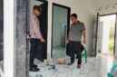 Petugas Kepolsian tengah melakukan olah tempat kejadian perkara (TKP), pasca rumah Ketua PWI Way Kanan dirusak orang tidak di kenal.