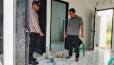 Petugas Kepolsian tengah melakukan olah tempat kejadian perkara (TKP), pasca rumah Ketua PWI Way Kanan dirusak orang tidak di kenal.