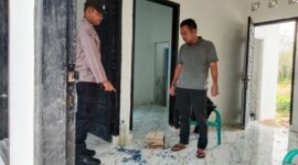 Petugas Kepolsian tengah melakukan olah tempat kejadian perkara (TKP), pasca rumah Ketua PWI Way Kanan dirusak orang tidak di kenal.
