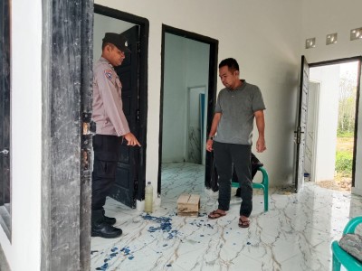 Petugas Kepolsian tengah melakukan olah tempat kejadian perkara (TKP), pasca rumah Ketua PWI Way Kanan dirusak orang tidak di kenal.