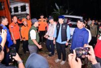 Poto: Bupati Lamsel saat meninjau kondisi banjir di wilayah Kecamatan Jati Agung 
(dok diskominfo Lamsel)