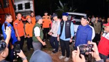 Poto: Bupati Lamsel saat meninjau kondisi banjir di wilayah Kecamatan Jati Agung 
(dok diskominfo Lamsel)