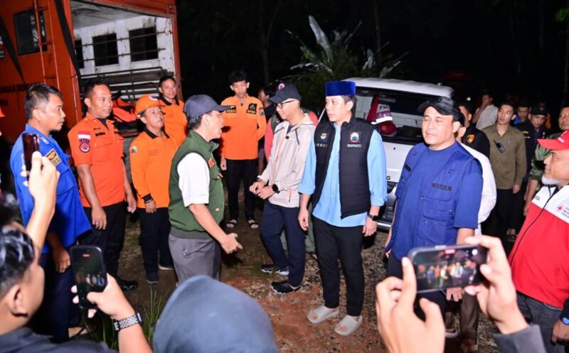 Poto: Bupati Lamsel saat meninjau kondisi banjir di wilayah Kecamatan Jati Agung 
(dok diskominfo Lamsel)
