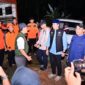 Poto: Bupati Lamsel saat meninjau kondisi banjir di wilayah Kecamatan Jati Agung 
(dok diskominfo Lamsel)