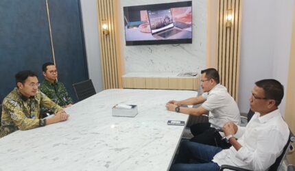 Poto: Ketua PWI Lampung bersama Sekretaris Andi Panjaitan, saat kunjungan di Kantor BRI, yang di terima langsung pimpinan Bank Rakyat Indonesia Region 5 Bandar Lampung Andreas Chandra Santoso.(Ist)