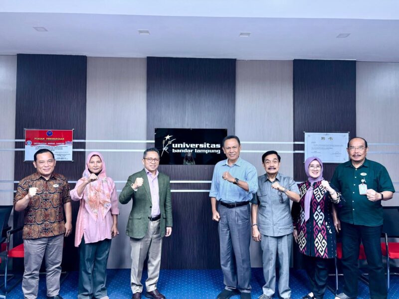 Poto: Ketua KONI Lampung dan rombongan saat kunjungan ke Universitas Bandar lampung ( ist).