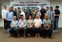 Poto : Tampak Ketua KONI Lampung poto besama Pengurus Provinsi Persatuan Tenis Meja Seluruh Indonesia Lampung (dok KONI Lampung).