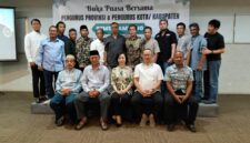 Poto : Tampak Ketua KONI Lampung poto besama Pengurus Provinsi Persatuan Tenis Meja Seluruh Indonesia Lampung (dok KONI Lampung).