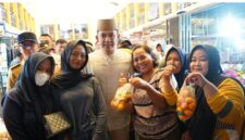 Poto: Bupati lamsel saat sidak harga sembako di pasar Natar ( dok Diskominfo)