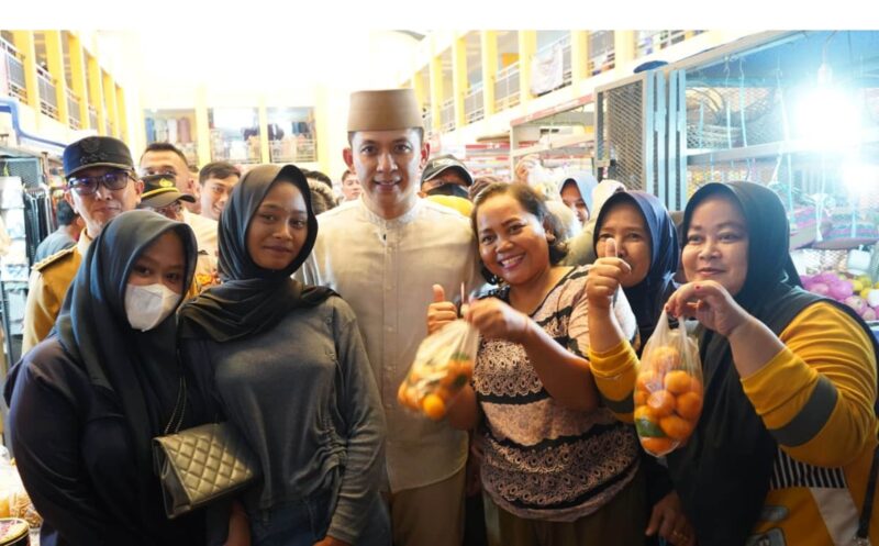 Poto: Bupati lamsel saat sidak harga sembako di pasar Natar ( dok Diskominfo)
