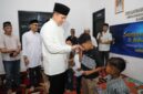 Bupati Lampung Selatan Radityo Egi Pratama memberikan santunan kepada anak yatim, dalam kegiatan santunan dan buka bersama keluarga besar PWI Lamsel. (Foto.Dok.PWI Lamsel)