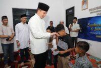 Bupati Lampung Selatan Radityo Egi Pratama memberikan santunan kepada anak yatim, dalam kegiatan santunan dan buka bersama keluarga besar PWI Lamsel. (Foto.Dok.PWI Lamsel)