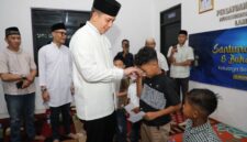Bupati Lampung Selatan Radityo Egi Pratama memberikan santunan kepada anak yatim, dalam kegiatan santunan dan buka bersama keluarga besar PWI Lamsel. (Foto.Dok.PWI Lamsel)