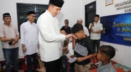 Bupati Lampung Selatan Radityo Egi Pratama memberikan santunan kepada anak yatim, dalam kegiatan santunan dan buka bersama keluarga besar PWI Lamsel. (Foto.Dok.PWI Lamsel)