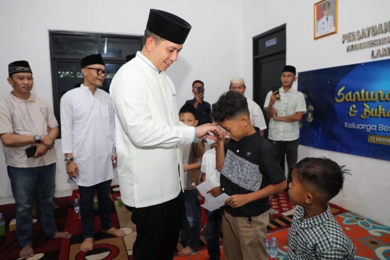 Bupati Lampung Selatan Radityo Egi Pratama memberikan santunan kepada anak yatim, dalam kegiatan santunan dan buka bersama keluarga besar PWI Lamsel. (Foto.Dok.PWI Lamsel)