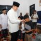 Bupati Lampung Selatan Radityo Egi Pratama memberikan santunan kepada anak yatim, dalam kegiatan santunan dan buka bersama keluarga besar PWI Lamsel. (Foto.Dok.PWI Lamsel)
