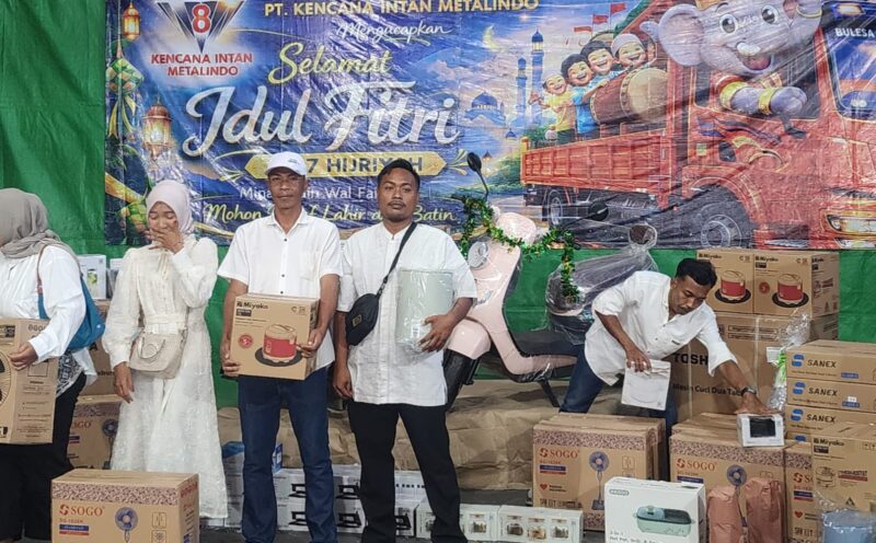 Poto:  Momen Pembagian Doorprize Bukber PT Kencana Intan Metalindo (lim)