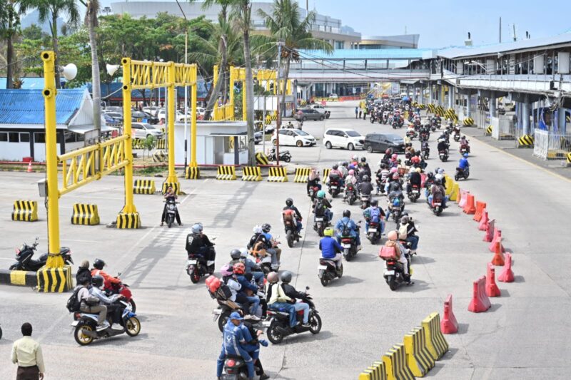 Para pemudik menggunakan sepeda motor hendak menyerang ke Pulau Jawa. (Foto.Dok.Humas ASDP Bakauheni)
