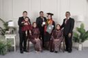 Poto: dr. Adilla Dwi Nur Yadika, S.Ked., M.K.M, bersama orang tua dan kakak, usai di nobatkan sebagai wisudawan terbaik Unila 2026 ( dok Keluarga).