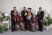 Poto: dr. Adilla Dwi Nur Yadika, S.Ked., M.K.M, bersama orang tua dan kakak, usai di nobatkan sebagai wisudawan terbaik Unila 2026 ( dok Keluarga).