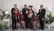Poto: dr. Adilla Dwi Nur Yadika, S.Ked., M.K.M, bersama orang tua dan kakak, usai di nobatkan sebagai wisudawan terbaik Unila 2026 ( dok Keluarga).