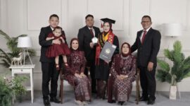 Poto: dr. Adilla Dwi Nur Yadika, S.Ked., M.K.M, bersama orang tua dan kakak, usai di nobatkan sebagai wisudawan terbaik Unila 2026 ( dok Keluarga).