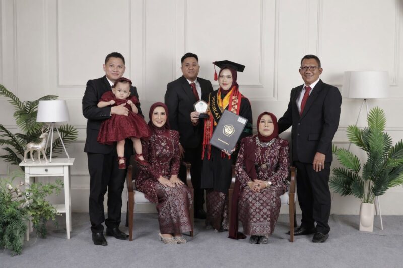 Poto: dr. Adilla Dwi Nur Yadika, S.Ked., M.K.M, bersama orang tua dan kakak, usai di nobatkan sebagai wisudawan terbaik Unila 2026 ( dok Keluarga).