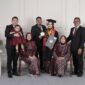 Poto: dr. Adilla Dwi Nur Yadika, S.Ked., M.K.M, bersama orang tua dan kakak, usai di nobatkan sebagai wisudawan terbaik Unila 2026 ( dok Keluarga).