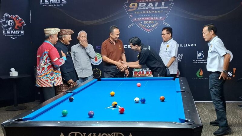 Ketua KONI Lampung saat meresmikan berdirinya Leng’s Billiard (ist)