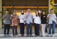 Ketua KONI Provinsi Lampung Taufik Hidayat poto bersama Ketua FTI Lampung dan Perwakilan Grand Elty 
(dok Humas KONI).