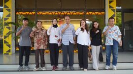 Ketua KONI Provinsi Lampung Taufik Hidayat poto bersama Ketua FTI Lampung dan Perwakilan Grand Elty 
(dok Humas KONI).