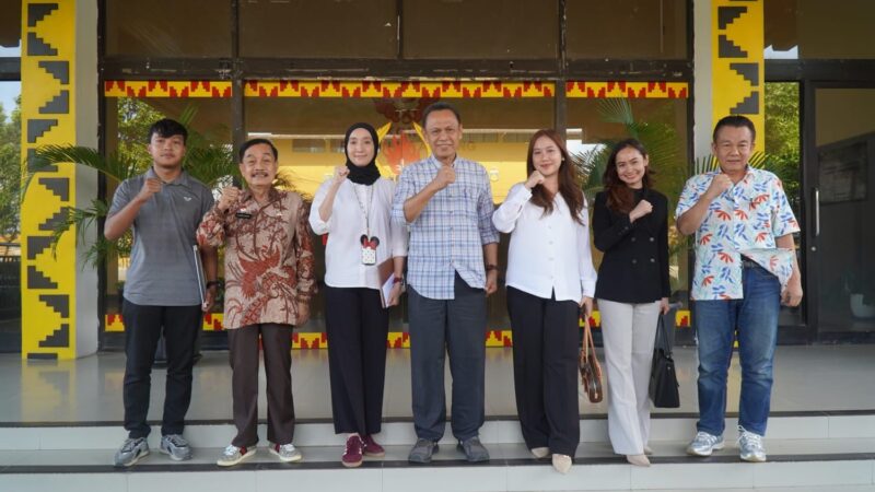 Ketua KONI Provinsi Lampung Taufik Hidayat poto bersama Ketua FTI Lampung dan Perwakilan Grand Elty 
(dok Humas KONI).