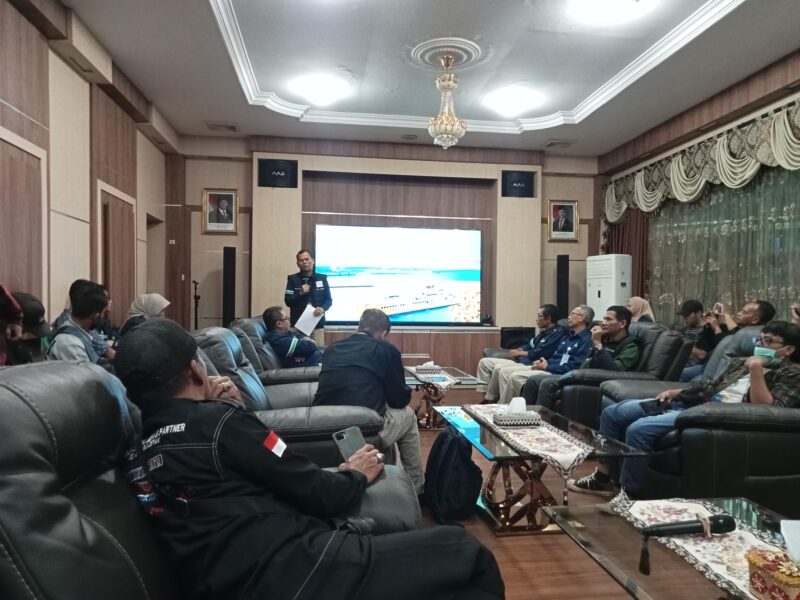 General Manager PT.ASDP Indonesia Ferry Cabang Bakauheni Partogi Samba tengah menjelaskan persiapan angkutan labaran tahun 2026. (Foto.Juwantoro)
