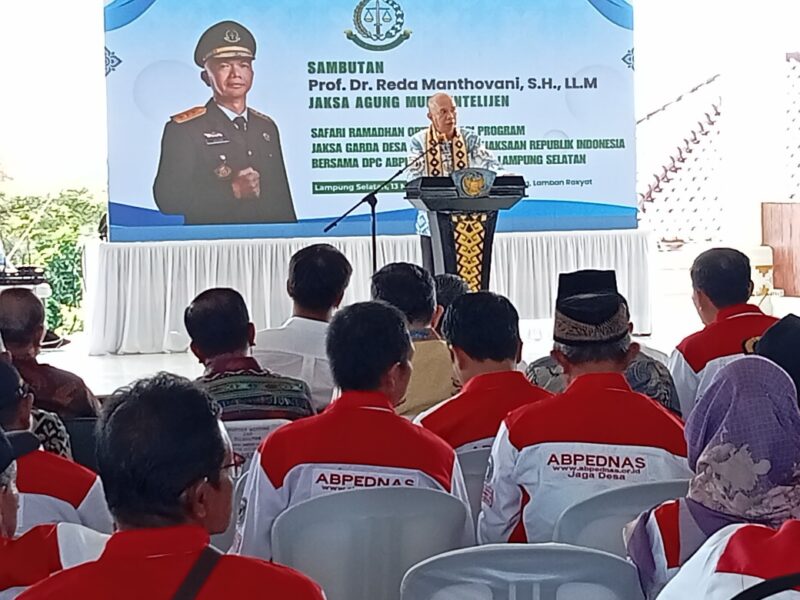 Jaksa Agung Muda Bidang Intelijen (Jamintel) Kejaksaan Agung RI Reda Manthovani tengah memberikan sambutan dalam kegiatan safari ramadan dan Optimalisasi Jaga Desa. (Foto.Juwantoro)