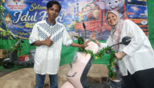 Poto: Handika Putra Pratama menerima saat meraih undian motor listrik ( Lim)