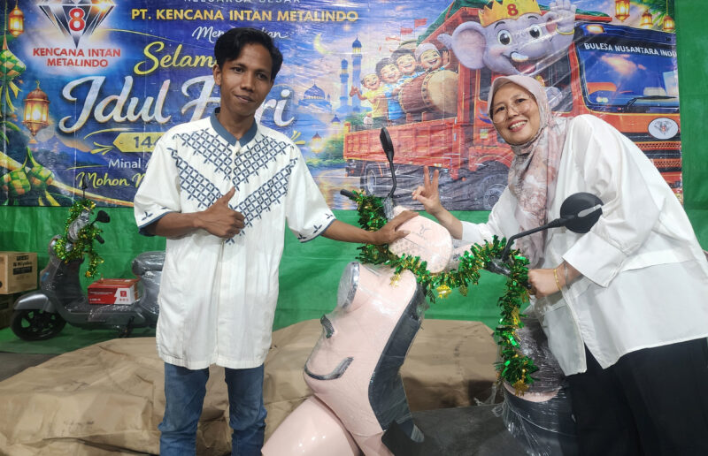 Poto: Handika Putra Pratama menerima saat meraih undian motor listrik ( Lim)