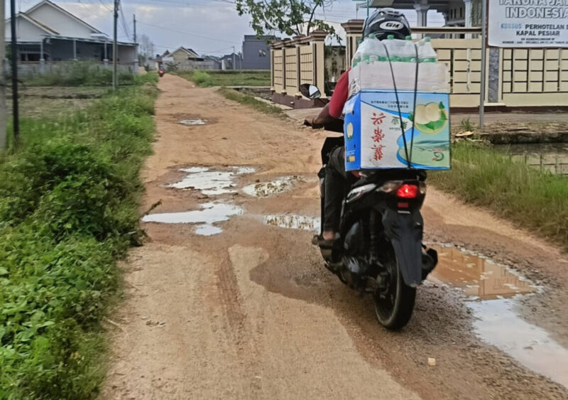 Oto: Tampak sejumlah tuas jalan masih dalam kondisi memprihatinkan di Kota Metro (ist).