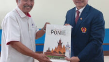 Poto: Waka II KONI Lampung Riagus Ria, bersama tim TPP KONI pusat Bp Eman Husmusi (dok KONI Lampung).