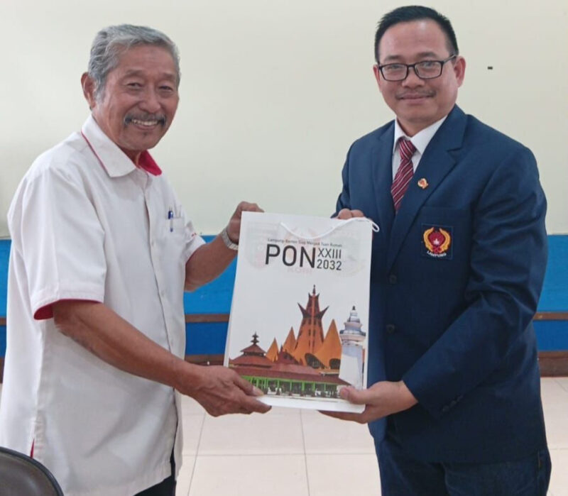 Poto: Waka II KONI Lampung Riagus Ria, bersama tim TPP KONI pusat Bp Eman Husmusi (dok KONI Lampung).