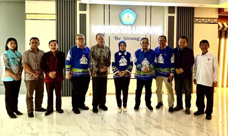Poto: ketua KONI Lampung Taufik Hidayat dengan Rektor Unila, Lusmeilia Afriani, dan jajaran usai Udiensi (dok KONI Lpg).
