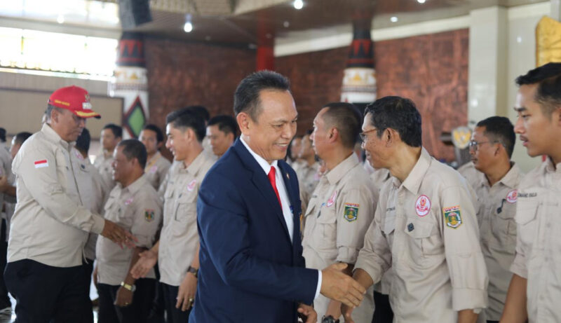 Poto: Ketua KONI Taufik Hidayat memberi ucapan selamat pengurus baru KONI Lamteng (dok Humas KONI)