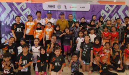 Poto: Ketua KONI Lampung, Taufik Hidayat bersama atlet Sepatu Roda (Dok KONI Lampung)